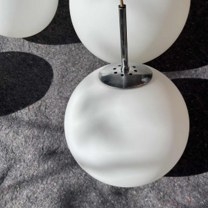 GLASHU¨TTE LIMBURG, lustre suspension cascade, 9 boules verre de´poli, ca 1970