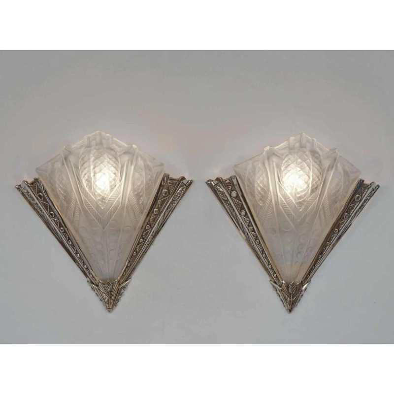 NOVERDY : een paar Franse1930 art deco wandlampen