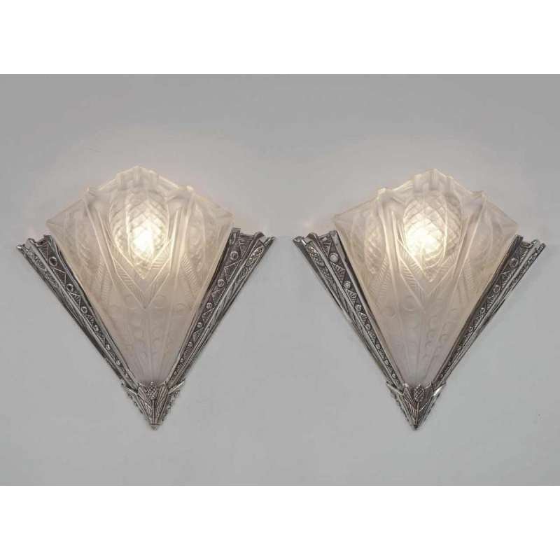 NOVERDY : een paar Franse1930 art deco wandlampen
