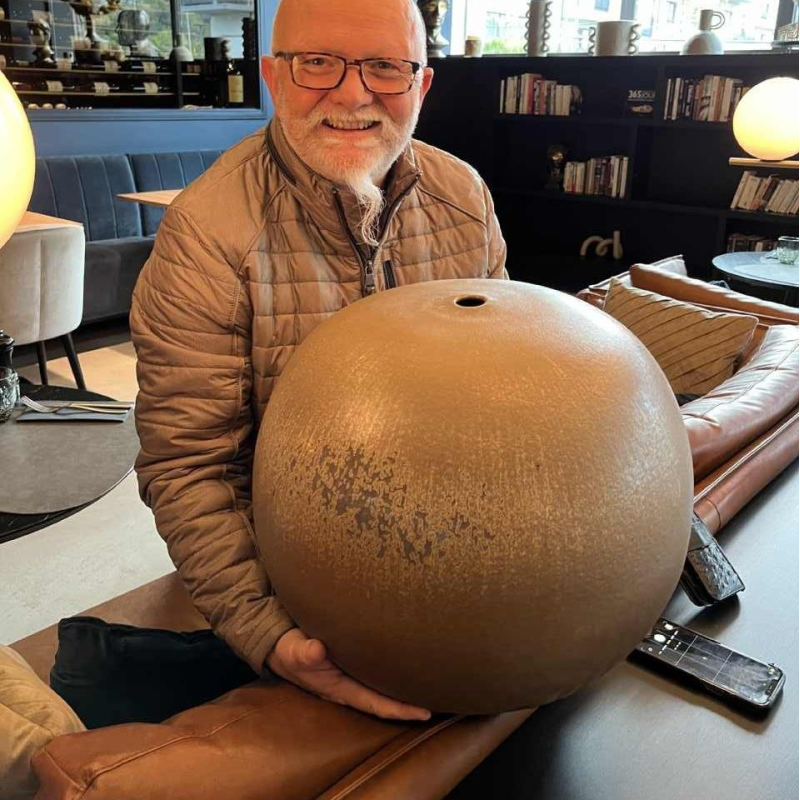 ANTONIO LAMPECCO, grand vase boule brun (50cm) en ce´ramique, subtile couverte cristallise´e, 1983