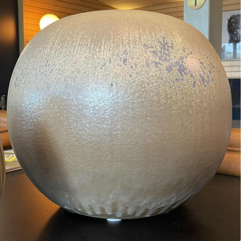 ANTONIO LAMPECCO, grote (50cm) bruine keramische bolvaas, subtiel gekristalliseerd glazuur, 1983