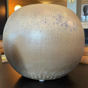 ANTONIO LAMPECCO, grote (50cm) bruine keramische bolvaas, subtiel gekristalliseerd glazuur, 1983