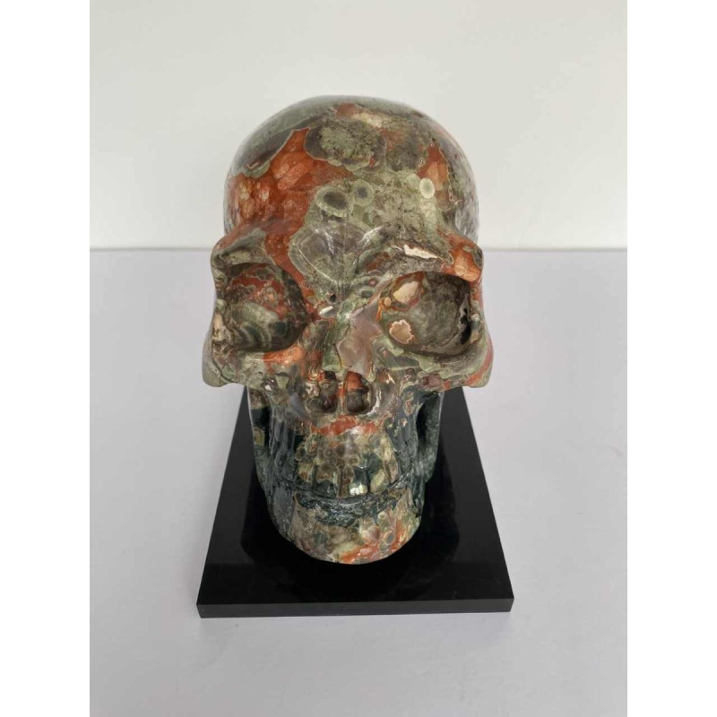 Vanitas' sculptuur van een schedel van paddenstoeljaspis, 21e eeuw