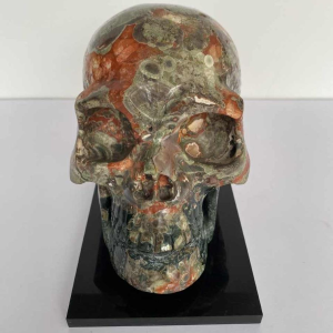 Vanitas' sculptuur van een schedel van paddenstoeljaspis, 21e eeuw