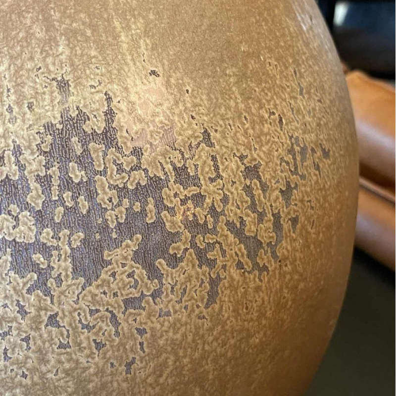 ANTONIO LAMPECCO, grand vase boule brun (50cm) en ce´ramique, subtile couverte cristallise´e, 1983