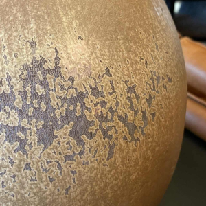 ANTONIO LAMPECCO, grote (50cm) bruine keramische bolvaas, subtiel gekristalliseerd glazuur, 1983