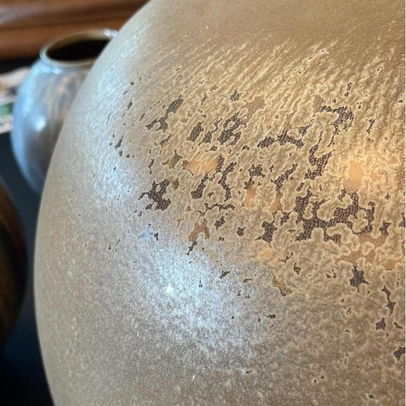 ANTONIO LAMPECCO, grote (50cm) bruine keramische bolvaas, subtiel gekristalliseerd glazuur, 1983