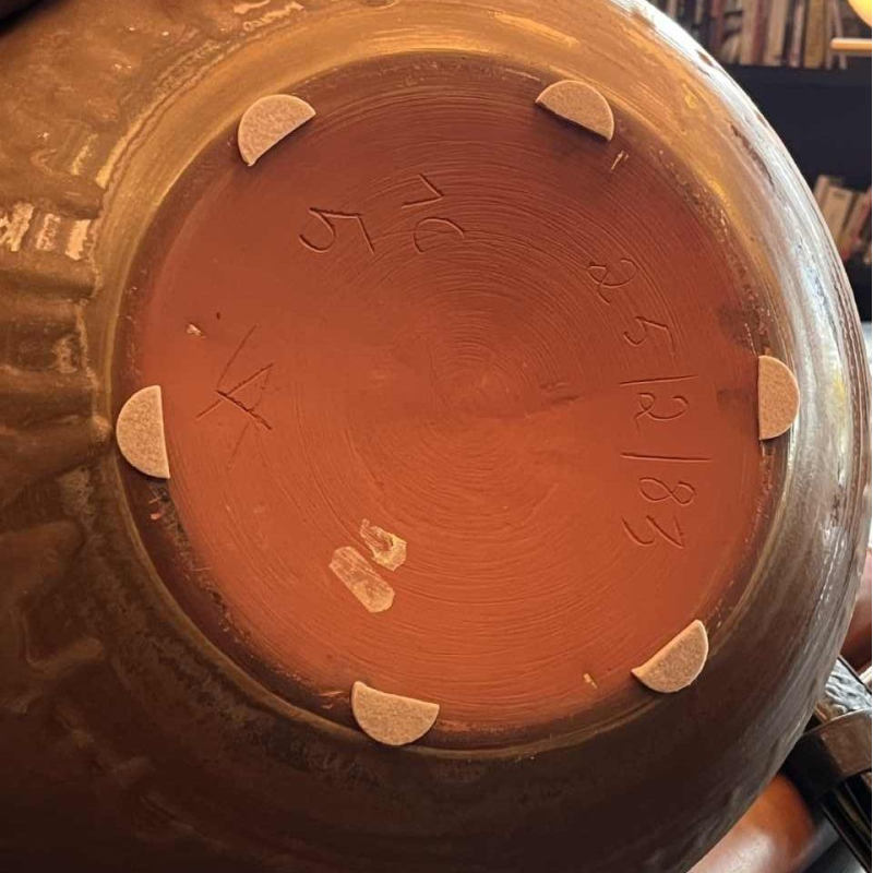 ANTONIO LAMPECCO, grand vase boule brun (50cm) en ce´ramique, subtile couverte cristallise´e, 1983