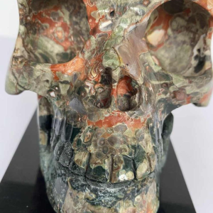 Vanitas' sculptuur van een schedel van paddenstoeljaspis, 21e eeuw