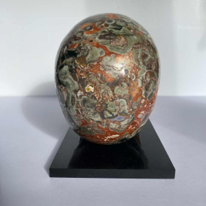 Vanitas' sculpture of a mushroom jasper skull, 21st c