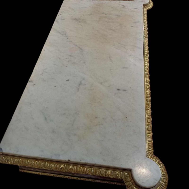 Meuble Napoléon III à hauteur d'appui, marqueteries sur bois noirci, laiton, marbre blanc, XIXe s