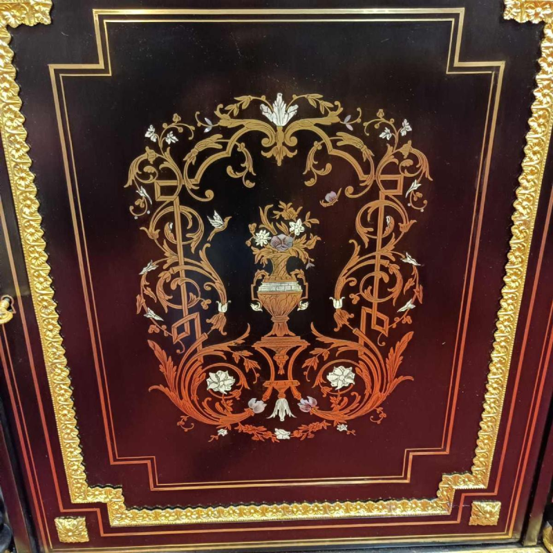 Meuble Napoléon III à hauteur d'appui, marqueteries sur bois noirci, laiton, marbre blanc, XIXe s