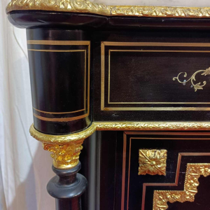 Napoleon III kabinet, gezwart hout marqueterie, messing, wit marmer, 19e eeuw