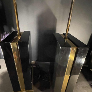 Paire de lampes à poser de style Hollywood Regency laquées noir et laiton, ca 1970