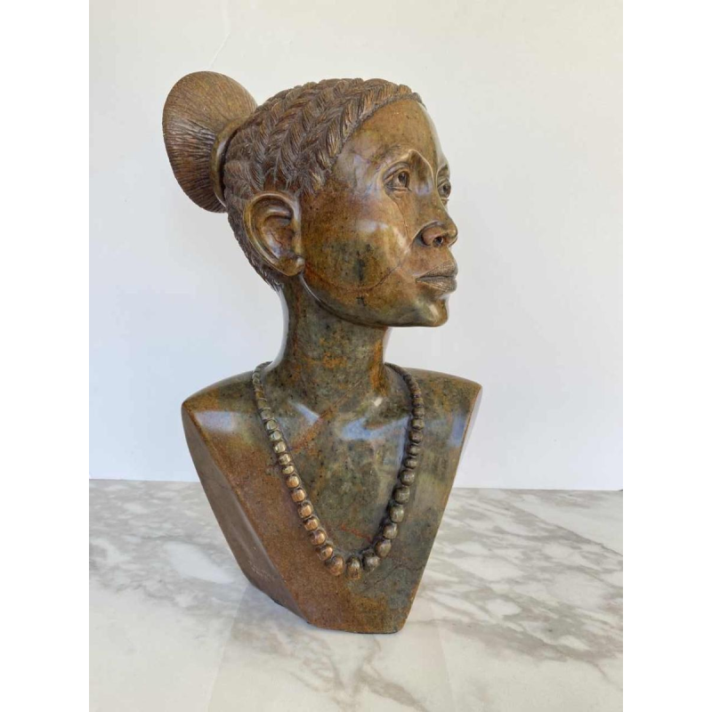Thomas Tandi, buste van een Afrikaanse vrouw, stenen sculptuur
