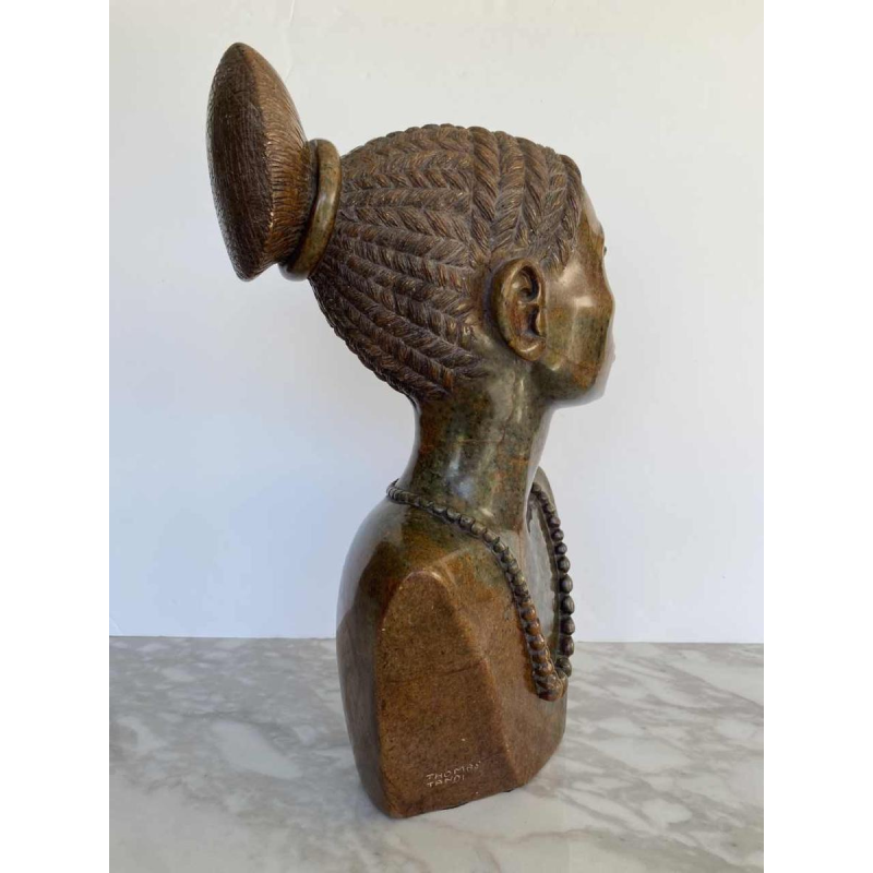 Thomas Tandi, buste van een Afrikaanse vrouw, stenen sculptuur