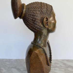 Thomas Tandi, buste van een Afrikaanse vrouw, stenen sculptuur