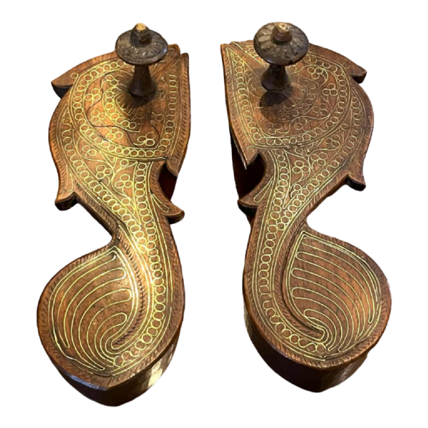 Paar paduka's van hindoeïstische priesters of koningen, teakhout en messing filets, 19e eeuw