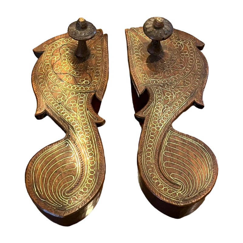 Paire de Paduka de pre^tres ou rois hindous, bois de teck et filets de laiton, 19ème siècle