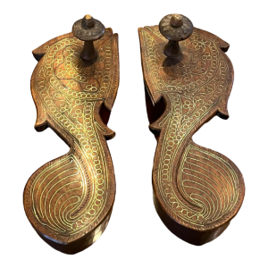 Paar paduka's van hindoeïstische priesters of koningen, teakhout en messing filets, 19e eeuw