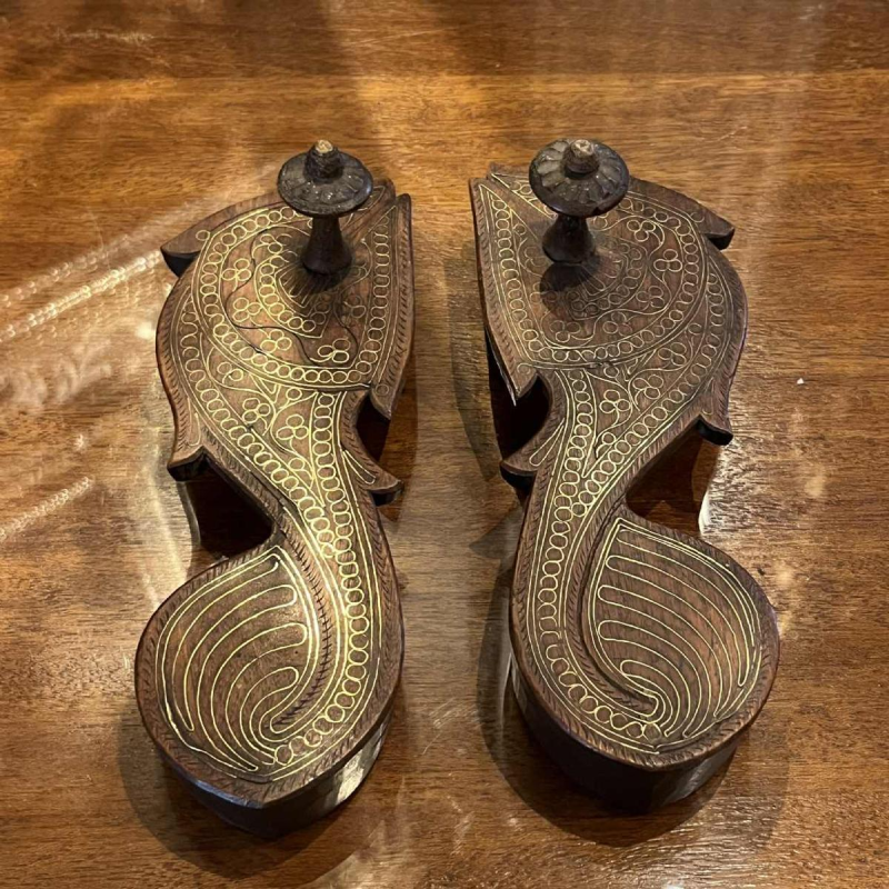 Paire de Paduka de pre^tres ou rois hindous, bois de teck et filets de laiton, 19ème siècle