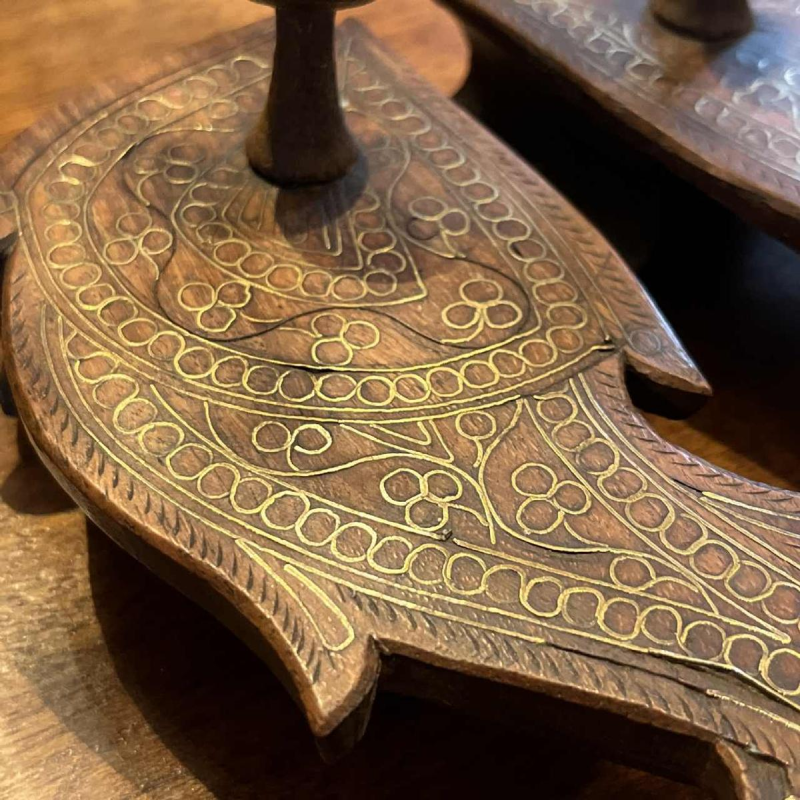 Paire de Paduka de pre^tres ou rois hindous, bois de teck et filets de laiton, 19ème siècle