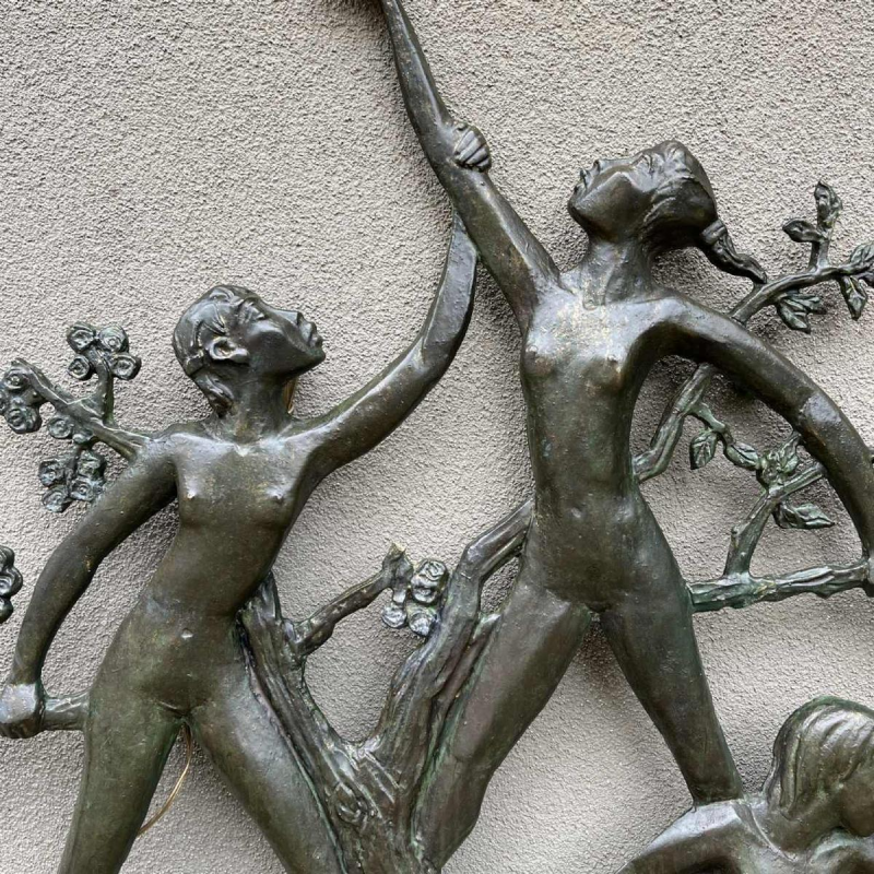 Jozef (Jos) van Acker "Ode à la femme (137cm)" sculpture murale en résine, ca 1960