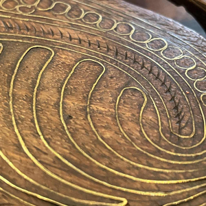 Paire de Paduka de pre^tres ou rois hindous, bois de teck et filets de laiton, 19ème siècle