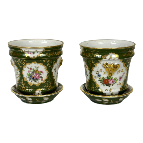 Paire de cache-pots et coupelles, porcelaine de Paris à fond vert, décor floral et dorures, XIXe s