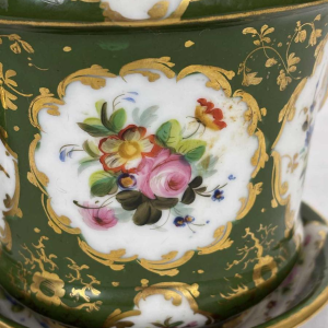 Paire de cache-pots et coupelles, porcelaine de Paris à fond vert, décor floral et dorures, XIXe s