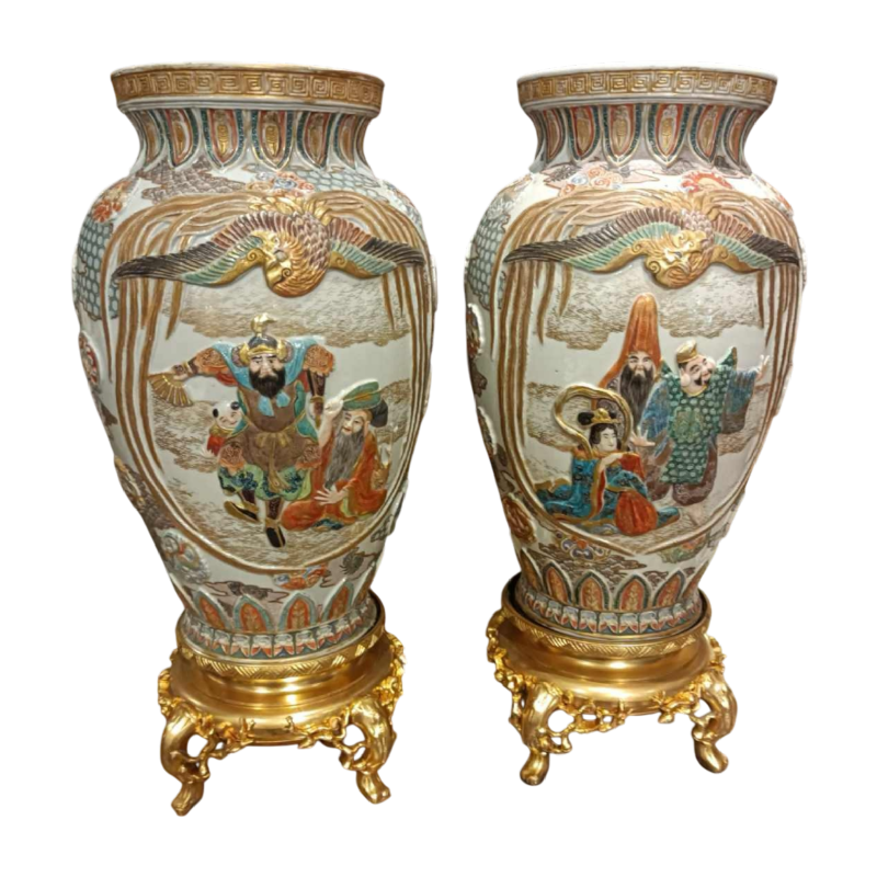 Paire de vases en porcelaine à décor de personnages et oiseaux, période Meiji , Japon XIXe s