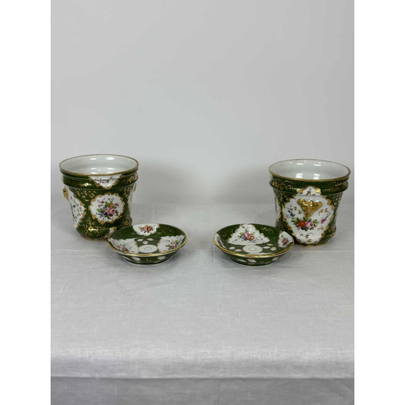 Paire de cache-pots et coupelles, porcelaine de Paris à fond vert, décor floral et dorures, XIXe s