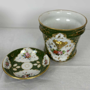 Paire de cache-pots et coupelles, porcelaine de Paris à fond vert, décor floral et dorures, XIXe s