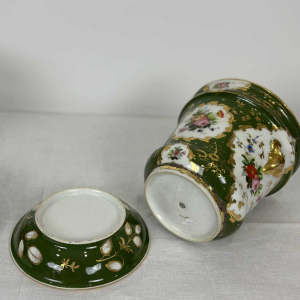 Paire de cache-pots et coupelles, porcelaine de Paris à fond vert, décor floral et dorures, XIXe s