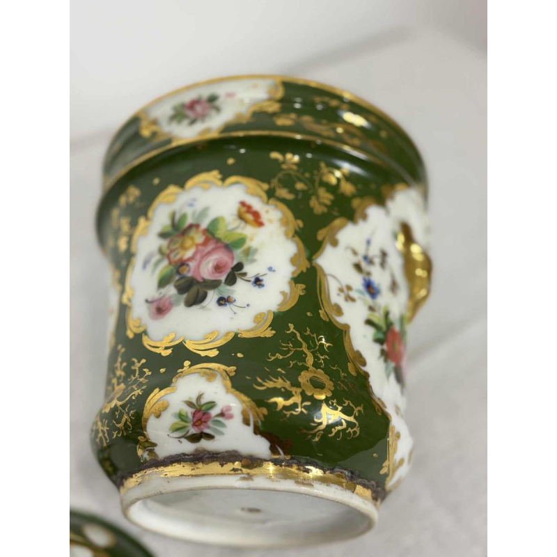 Paire de cache-pots et coupelles, porcelaine de Paris à fond vert, décor floral et dorures, XIXe s