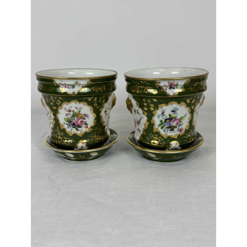 Paire de cache-pots et coupelles, porcelaine de Paris à fond vert, décor floral et dorures, XIXe s