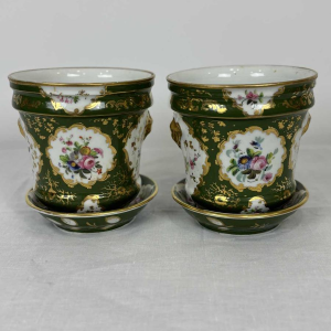 Paire de cache-pots et coupelles, porcelaine de Paris à fond vert, décor floral et dorures, XIXe s