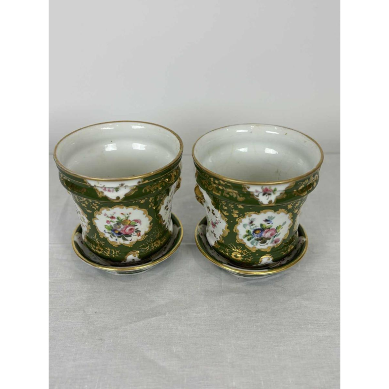Paire de cache-pots et coupelles, porcelaine de Paris à fond vert, décor floral et dorures, XIXe s