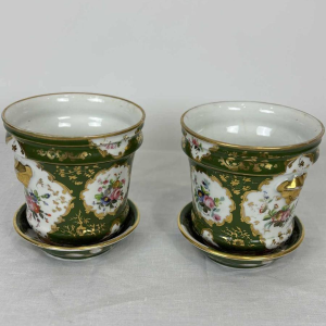 Paire de cache-pots et coupelles, porcelaine de Paris à fond vert, décor floral et dorures, XIXe s