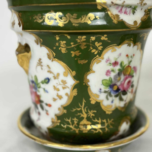 Paire de cache-pots et coupelles, porcelaine de Paris à fond vert, décor floral et dorures, XIXe s