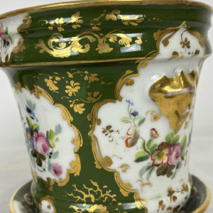 Paire de cache-pots et coupelles, porcelaine de Paris à fond vert, décor floral et dorures, XIXe s