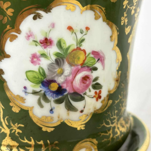 Paire de cache-pots et coupelles, porcelaine de Paris à fond vert, décor floral et dorures, XIXe s