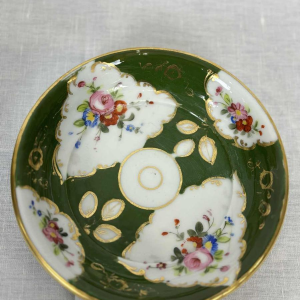 Paire de cache-pots et coupelles, porcelaine de Paris à fond vert, décor floral et dorures, XIXe s