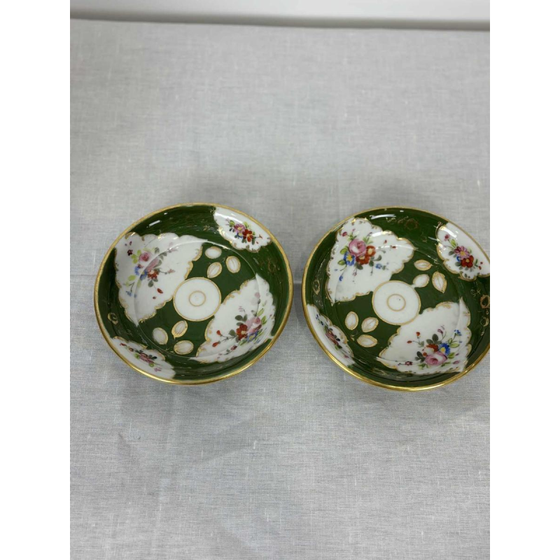 Paire de cache-pots et coupelles, porcelaine de Paris à fond vert, décor floral et dorures, XIXe s