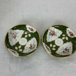 Paire de cache-pots et coupelles, porcelaine de Paris à fond vert, décor floral et dorures, XIXe s