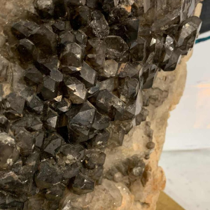 WILLY DARO (toegeschreven), enorme natuurlijke zwarte Quartz, 1970s