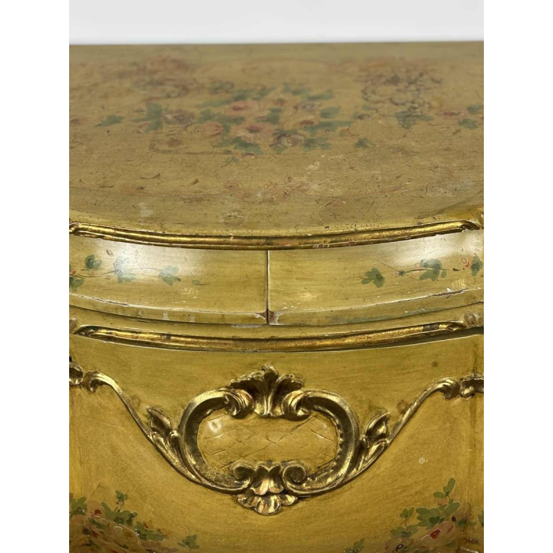 Commode galbée vénitienne, décor floral peint main sur fond crème, Italie milieu du XXe s