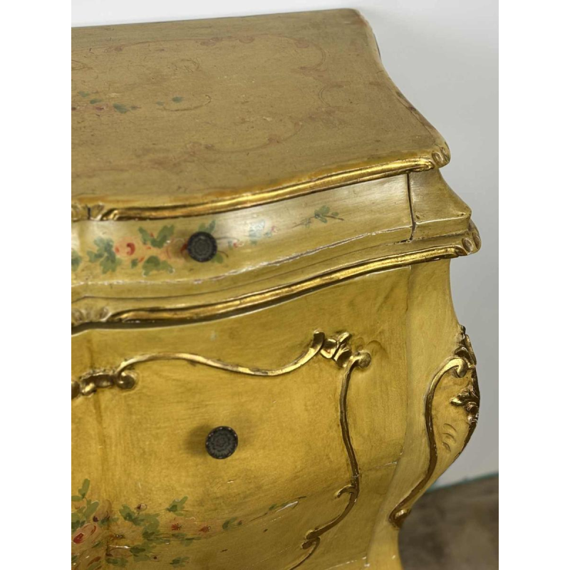 Commode galbée vénitienne, décor floral peint main sur fond crème, Italie milieu du XXe s