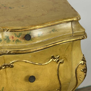Commode galbée vénitienne, décor floral peint main sur fond crème, Italie milieu du XXe s