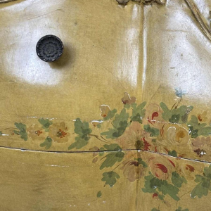 Venetiaanse gebogen ladekast, handgeschilderd bloemmotief op een crèmekleurige achtergrond, Italië midden 20e eeuw